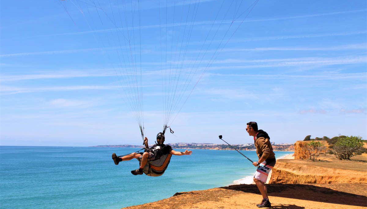 Desfrutando do parapente em Lagos