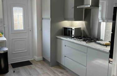 Lovely 2 bed apartment with hot tub log burner and off street parking - Foto 10