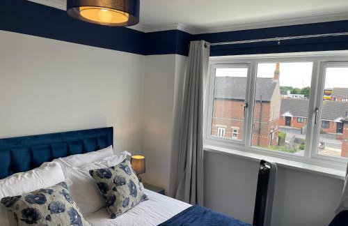 Stylish 3 bed house, private parking , with conservatory, close to KFC, McDonalds, ALDI and ASDA - Photo 7