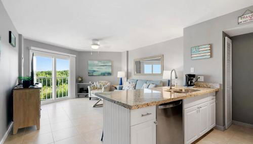 Tropical Getaway w/Private Beach 1 BD Condo - Photo 4