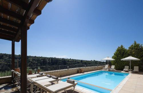 Ilys Home, a Country-chic Retreat with Pool & BBQ, By ThinkVilla - Photo 11