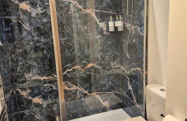 Sapphire Luxe- Basingstoke Sleeps 4 with Free Parking - Foto 4