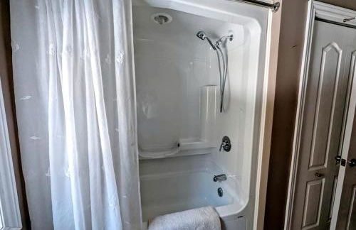 Spacious Ranch-Style Retreat with Private Deck, Nestled in Nature Near Acadia, Hancock Maine - Foto 20