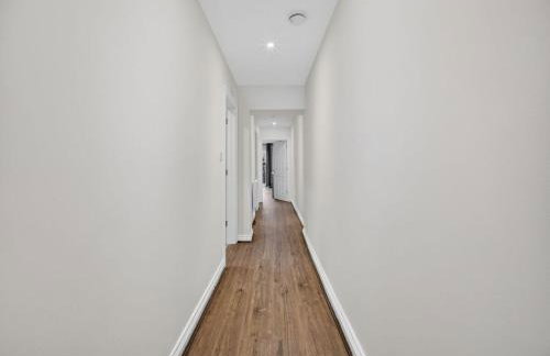 City Centre 2BR Apt with Balcony Access and Free Parking - Foto 42