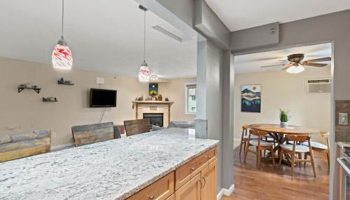 Modern Amenities Gas Fireplace Central Location - Foto 5