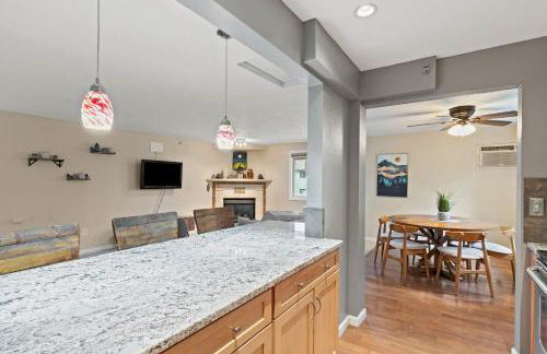 Modern Amenities Gas Fireplace Central Location - Foto 5