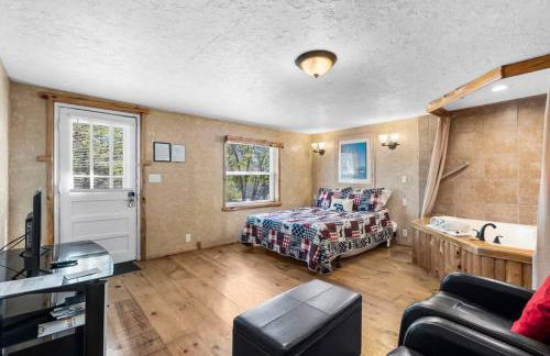 Lake Escape for Two – Jacuzzi & Fire Pit - Foto 9