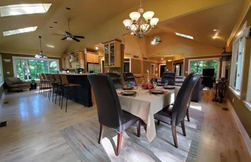 Woodshores Retreat - cozy retreat, hot tub, Lk MI - Photo 37