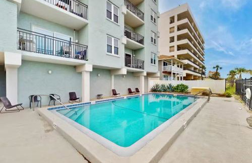Polished oceanfront condo with pool access, private balcony & washer/dryer - Foto 8