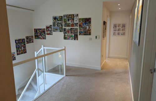 Unique, Spacious, Self-Built Eco Home with huge garden and movie room - Photo 41