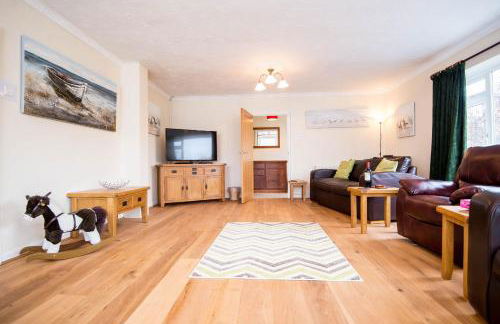 Round Park - A large dog friendly one level holiday cottage for groups and families - Photo 3