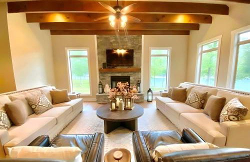 Paradise Point - 4BR Lakefront Haven Dock, Kayaks, & Cozy Firepit - Foto 6