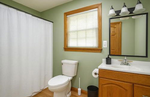 Secluded Lakefront Escape w Private Dock, 600ft Shoreline and Views, Sleeps 13 - Foto 31