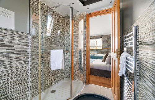 Detached House in Ashford with Free Parking and Hot Tub - Sleeps 10 - Foto 23