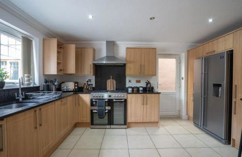 Emirates House, Luxe 5 Bed, with King sized Beds, next to Aiport & NEC, JLR 5 mins - Foto 46