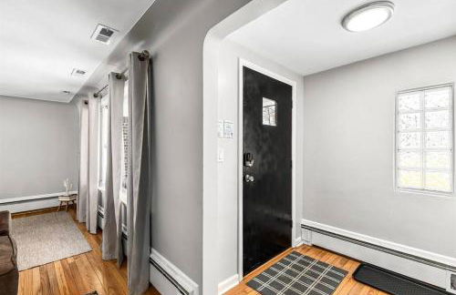 Warm & Comfy 2BR, Huge Backyard, Great Location! - Photo 50