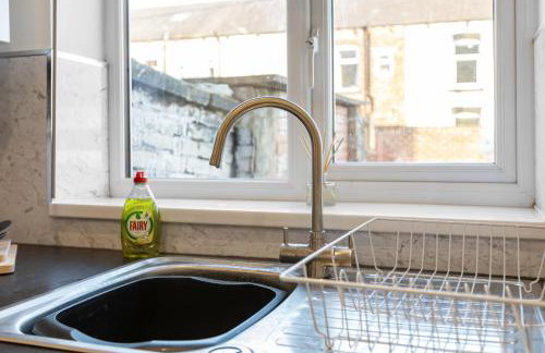 Modern 5 Bed 2 Bath House w Free Parking - Photo 9