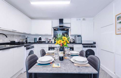 Modern 6 Bed House with Ensuites by 53 Degrees Property, Perfect for Business and Groups - Foto 2