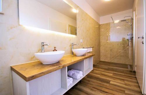 New Villa with Pool - Foto 28