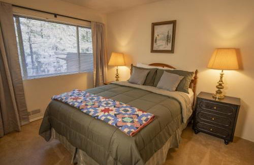 3BR Flagstaff Escape with Deck and Pine Views - Foto 16