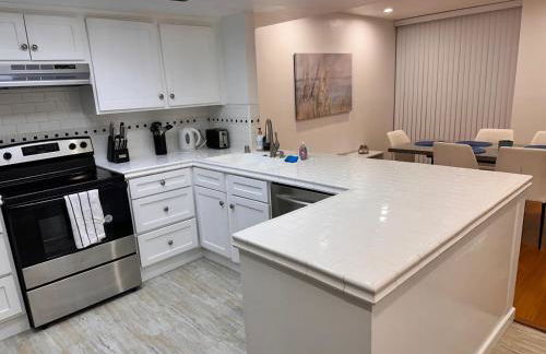 Venice Beach Lux Retreat Coastal Apartment Haven - Photo 11