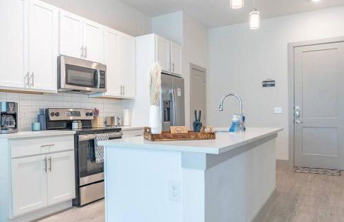 Beautiful RiverWalk Apt with Full Amenities, King Bed & Free Parking - Foto 27