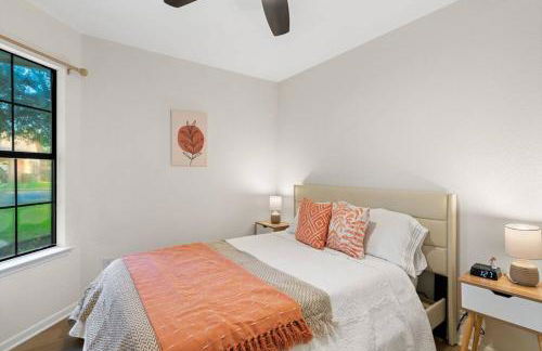 Charming & Bright W Lounging Pool and Hot Tub - Photo 10