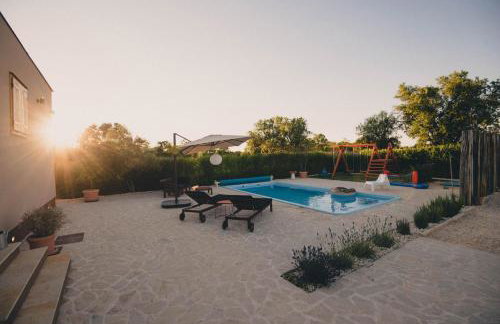 Cozy country home with heated outdoor pool - Photo 5