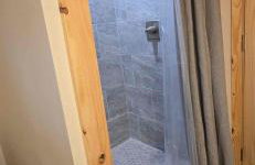 Villa Serena Tuscan Theme home with a HIDDEN lounge, fire pit, lawn games, creek - Foto 42