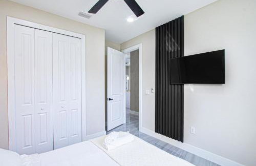 Luxurious Waterfront Home with Heated Pool and Jacuzzi - Foto 13