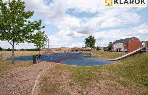 Four Bedroom Semi Detached House By Klarok Accommodation Peterborough With Free Parking & Garden - Foto 39