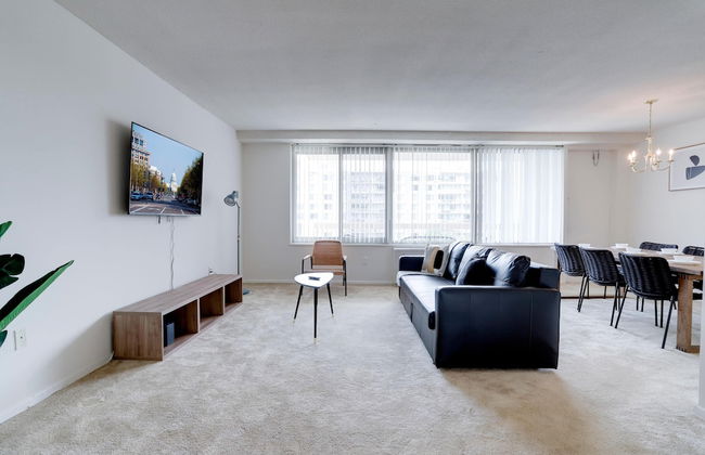 Stylish Comfort Condo in Crystal City - Photo 16