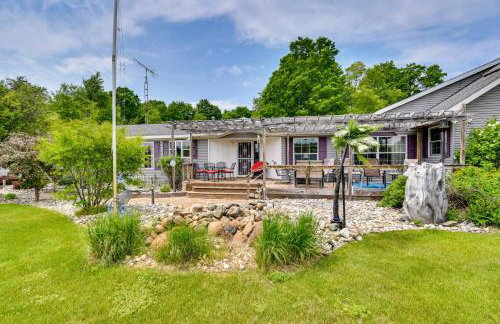 The Country House - Kalkaska Retreat with Fire Pit - Foto 28