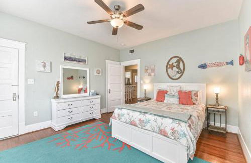 Coastal Blue Beach House with 3 Bedrooms and Just off the Seawall - Foto 7