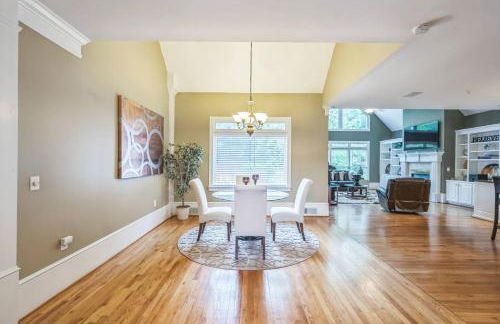 Elegant 5BR Retreat Pool & Yard - Foto 21