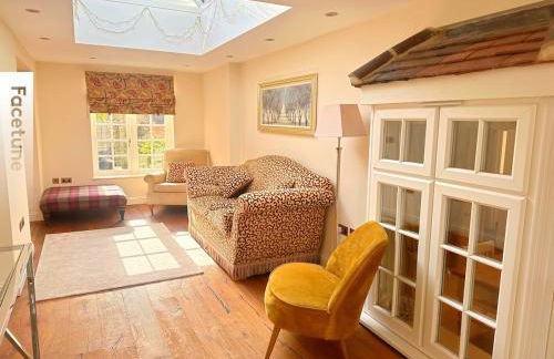 Charming Surrey Cottage perfect for Autumn or Winter gatherings - Photo 15