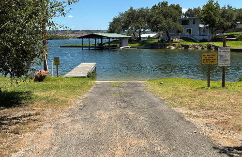 Lovely 2-Story Home with Upper & Lower Decks, Gorgeous Lake & Hill Country Views - Foto 5