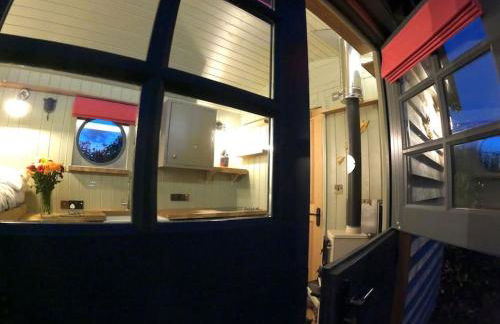 Romantic Retreat - Luxury Shepherds Hut + Hot Tub! - Foto 38