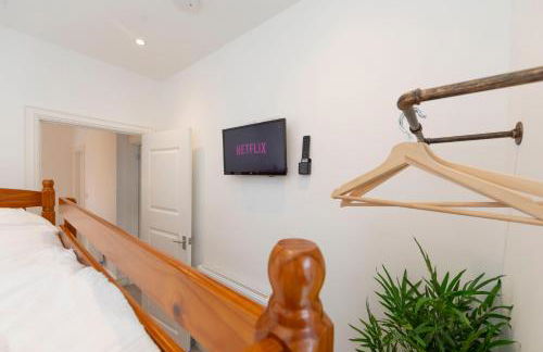 Sleeps 6. Free Wifi. Free Parking central location. - Photo 50