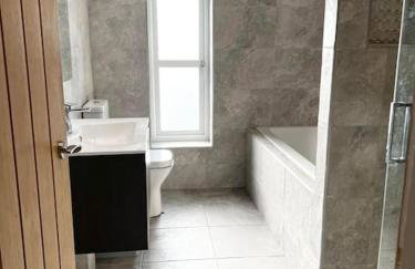 Manchester Luxury Country House Close To The City With Hot Tub & BBQ Fire Pit. - Foto 26