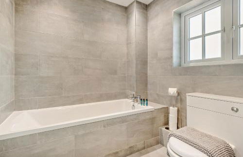 Henrow House Lymington 4 Bed Detached Home with Hot Tub - Foto 23