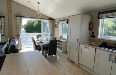 Chichester Lakeside Holiday Park Lakefront Lodge - Foto 20