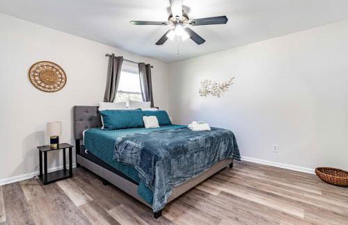 Renovated N Raleigh home with firepit wifi & king bed - Foto 12