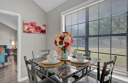 Glamorous 3BR 2BA house w/ large fenced backyard - Foto 11