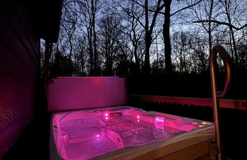 Chic Modern Cabin with Jacuzzi Ideal for Couples in Carbondale, Illinois - Foto 25