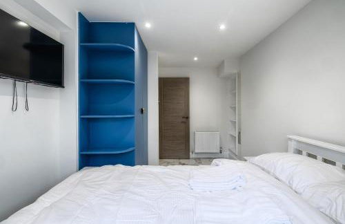 Luxurious 2 bedroom flat with parking and garden, 5 mins walk to train station and bus stop opposite property - Foto 42