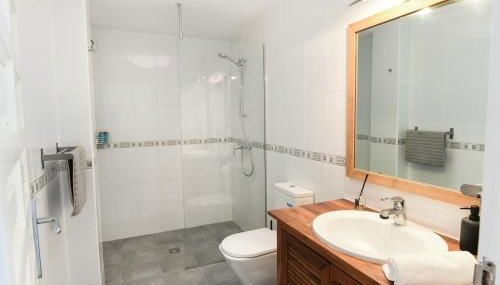 Heated pool and fantastic views BBQ Beach 5 mins - Photo 3