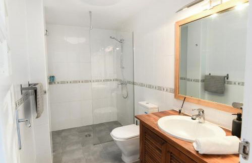 Heated pool and fantastic views BBQ Beach 5 mins - Photo 3