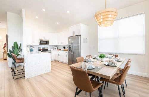 Stylish Retreat with Pool near The Parks - Foto 26