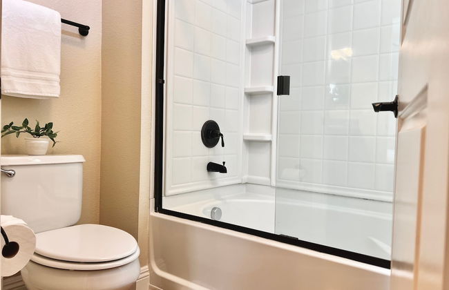 Relaxing 2-br Apt With Pool Hot Tub Gym - Photo 29